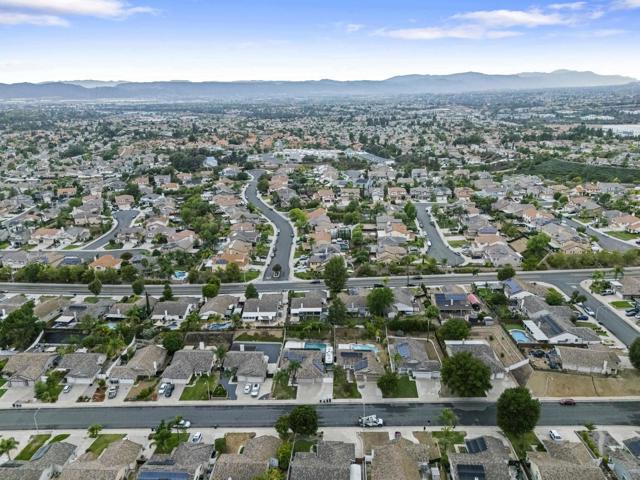 39493 Diego dr, Temecula CA: https://media.crmls.org/mediaz/331f17eb-779f-47bb-a573-fa2a814c57de.jpg