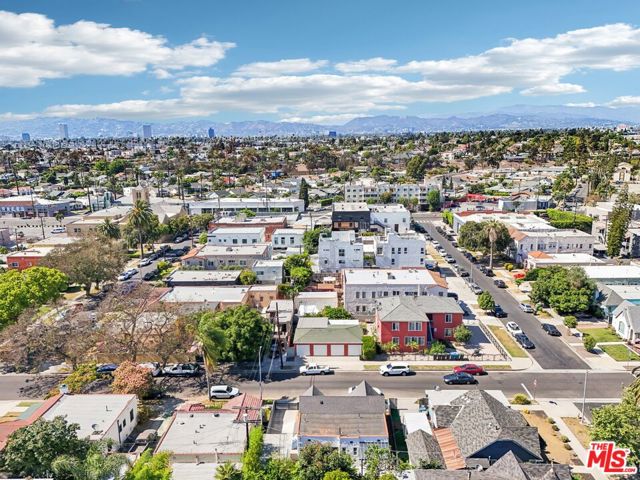4438 W 28th Street, Los Angeles CA: https://media.crmls.org/mediaz/331fc517-1faa-48cc-8995-a94b6ed9e230.jpg