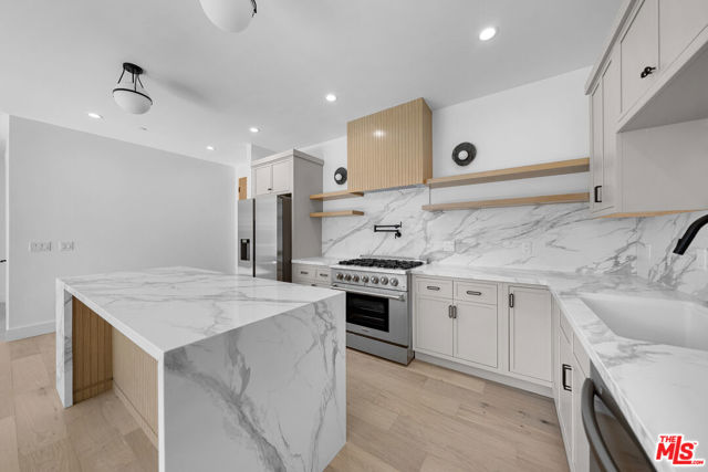 1688 N Sierra Bonita Avenue, Pasadena CA: https://media.crmls.org/mediaz/331fd629-8ba8-4867-ba9b-c0f47e702e7b.jpg