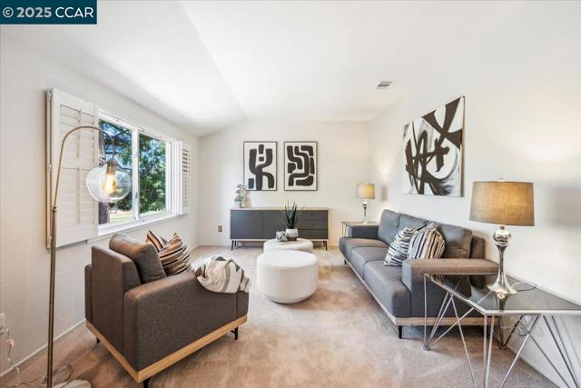 739 Devils Drop Ct, Richmond CA: https://media.crmls.org/mediaz/33209929-04c2-4484-8f41-166876c4de66.jpg