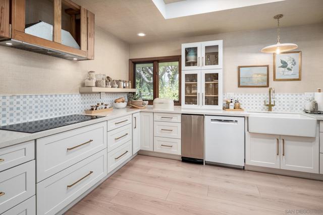 17310 Calle Mayor, Rancho Santa Fe CA: https://media.crmls.org/mediaz/3320a37e-91d7-4f3a-876f-6508d6296166.jpg