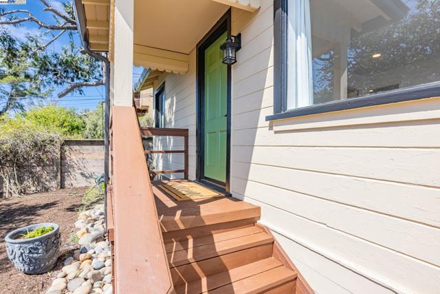 19975 JOHN DR, Castro Valley CA: https://media.crmls.org/mediaz/3320b169-1180-42db-84b7-8b5280c280e8.jpg
