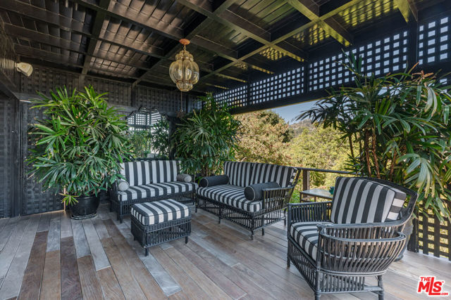 1612 Gilcrest Drive, Beverly Hills CA: https://media.crmls.org/mediaz/3320b818-7b88-4add-9cb7-156e52c9ce60.jpg