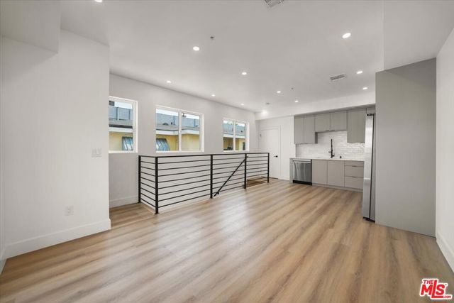 910 N Hudson Avenue, Los Angeles CA: https://media.crmls.org/mediaz/3320e965-dc07-44f6-842c-c45ec784a328.jpg