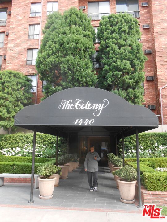 1440 Veteran Avenue, Los Angeles CA: https://media.crmls.org/mediaz/3321284a-8172-4c6c-bcf7-66c584761ba2.jpg
