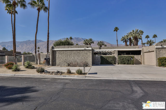 833 N Calle De Flora Vista, Palm Springs CA: https://media.crmls.org/mediaz/33215072-60b9-48f5-a94a-32412820b4c2.jpg