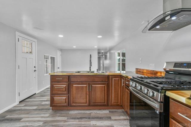 2950 Iris Ave, San Diego CA: https://media.crmls.org/mediaz/33218473-baf6-4661-a064-acc4e1590a49.jpg