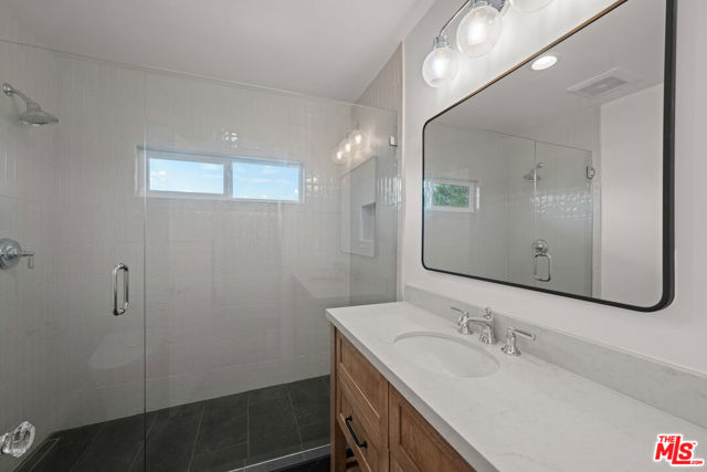 1539 Viewsite Drive, Los Angeles CA: https://media.crmls.org/mediaz/3321d599-b82a-48a1-baba-abccf811bb55.jpg