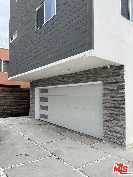 2121 S Burnside Avenue, Los Angeles CA: https://media.crmls.org/mediaz/33222eb1-82da-47cb-8aa2-f2b86a32bace.jpg