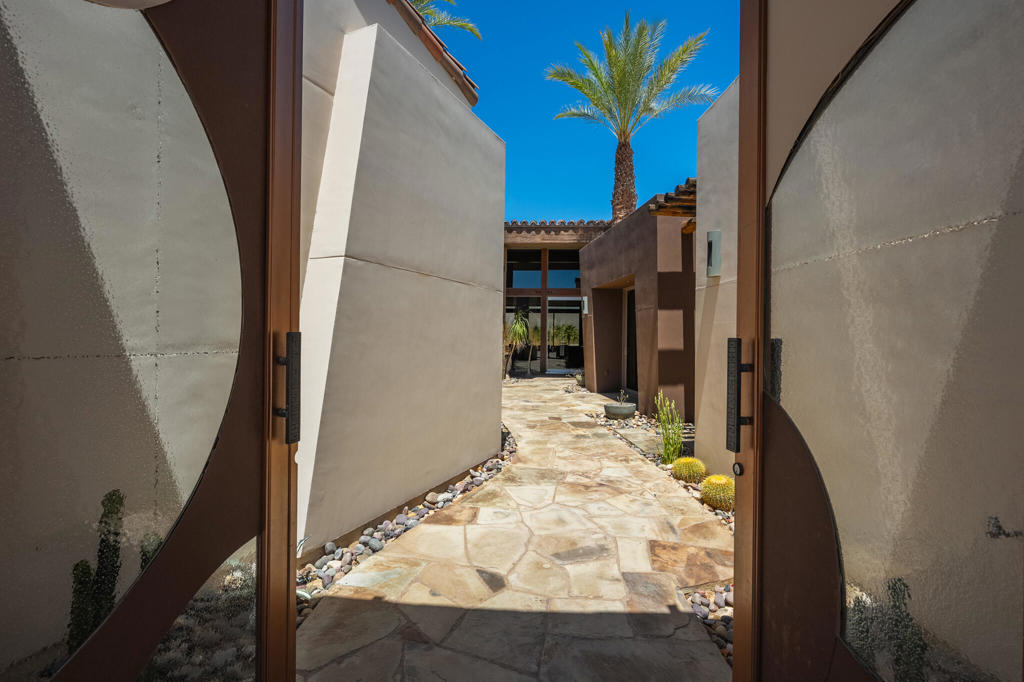 https://media.crmls.org/mediaz/33225433-6166-4bb4-9bb2-caa6a03a277b.jpg?preset=X-Large