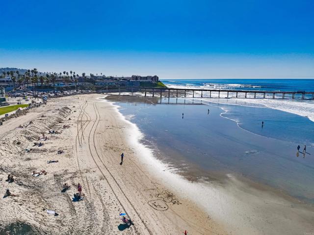 Detail Gallery Image 4 of 38 For 5027 Santa Monica Ave #F,  San Diego,  CA 92107 - 3 Beds | 2 Baths