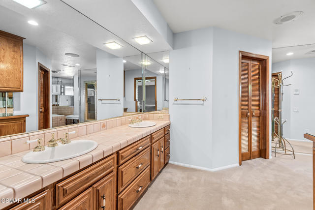 1275 Westwind Circle, Westlake Village CA: https://media.crmls.org/mediaz/332368e2-d0ec-4be2-a6f2-4eae487255a7.jpg