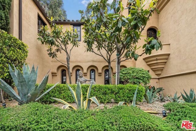 4320 Cedarhurst Circle, Los Angeles CA: https://media.crmls.org/mediaz/33237773-8f1d-4ccf-a53e-553ed7ec80bd.jpg