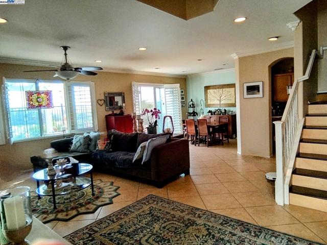 24350 Lorenzo Ln,  CA: https://media.crmls.org/mediaz/3323edc8-b109-4895-bd5c-78d2e5090962.jpg