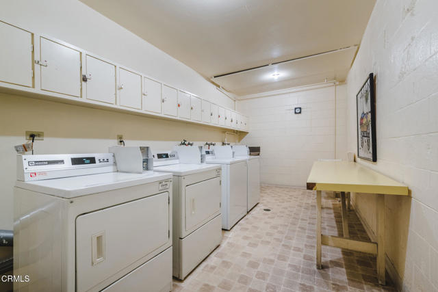 125 W Mountain Street, Glendale CA: https://media.crmls.org/mediaz/33240a37-69ea-4b55-a813-a03ee125c003.jpg