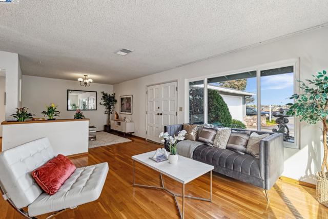 413 Grand St, Alameda CA: https://media.crmls.org/mediaz/332440b1-eb95-4d44-98b0-731d5f0c6791.jpg
