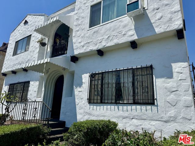 337 N Spaulding Avenue, Los Angeles CA: https://media.crmls.org/mediaz/332466b9-41c7-47f4-b7cd-09df8d723c34.jpg