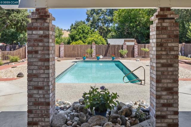 12 La Sonoma Ct, Alamo CA: https://media.crmls.org/mediaz/33255dd4-2794-4f4f-a450-ae1a91a9c65b.jpg