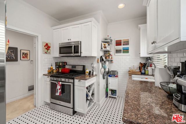 347 N Curson Avenue, Los Angeles CA: https://media.crmls.org/mediaz/33259065-e5e0-4be6-959a-4ce138a12198.jpg