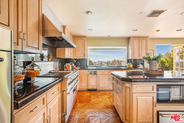10820 Ambazac Way, Los Angeles CA: https://media.crmls.org/mediaz/332594b2-b398-4fd6-b9cc-30591ce689e7.jpg