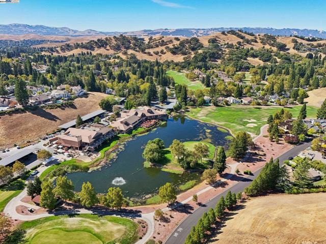 108 Kingswood Cir, Danville CA: https://media.crmls.org/mediaz/3325cec0-2ee4-4ba7-8f64-72e9bd71e366.jpg
