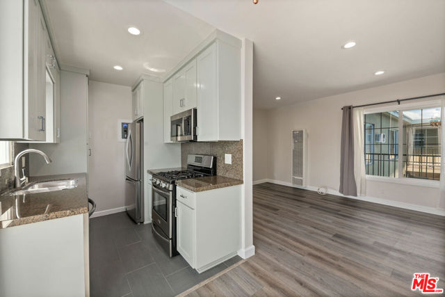 1330 S Barrington Avenue, Los Angeles CA: https://media.crmls.org/mediaz/3326c5fe-e6db-465f-a3d7-e28c24b2614b.jpg