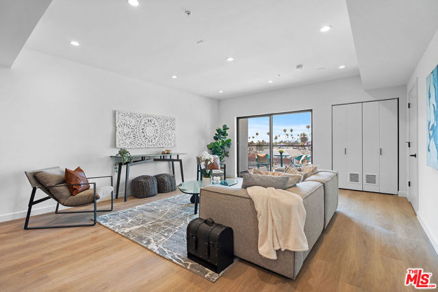 321 S Oxford Avenue, Los Angeles CA: https://media.crmls.org/mediaz/3327c01d-a939-4bf1-b8d7-fdfe15533e14.jpg