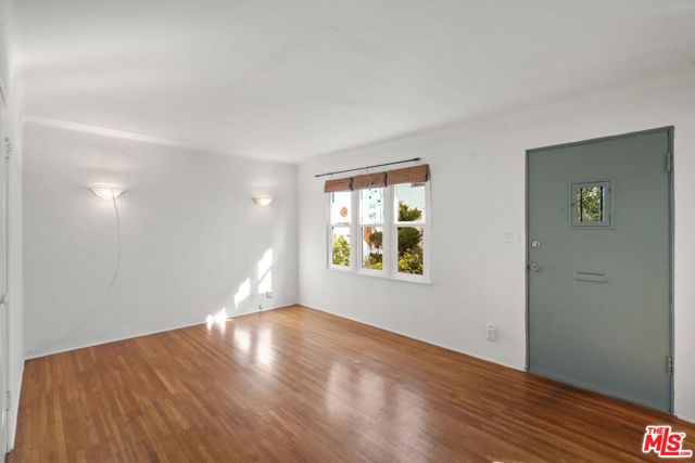 1027 12th Street, Santa Monica CA: https://media.crmls.org/mediaz/3328df78-c3a9-45c9-b2d8-fbea6855dbca.jpg