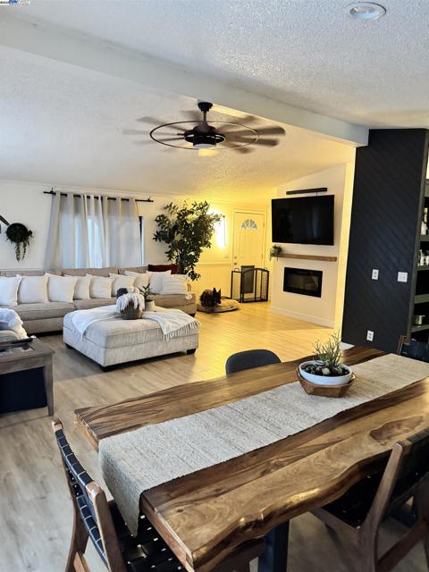 14 Blue Teal Ct, Lodi CA: https://media.crmls.org/mediaz/332925ce-c941-4f9b-a728-be00cfb10666.jpg