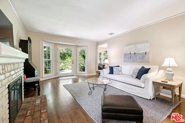 800 N Rose Street, Burbank CA: https://media.crmls.org/mediaz/332950c1-ed22-4ba5-9b46-7c9a5e13bde9.jpg