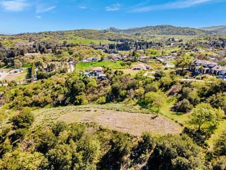 15311 Sycamore Drive, Morgan Hill CA: https://media.crmls.org/mediaz/33298820-f281-4fed-b47a-56ab86d7c0c4.jpg
