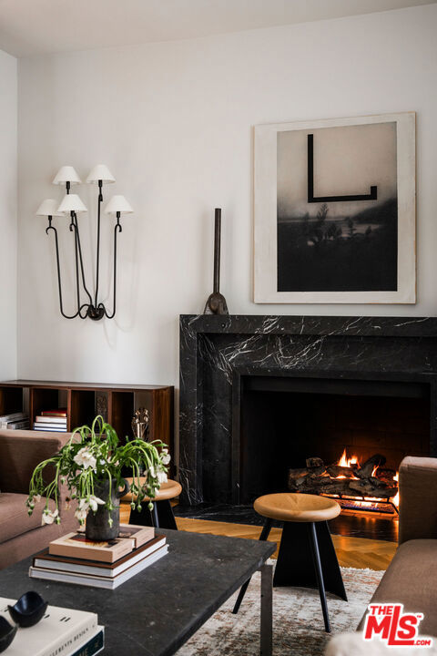 8817 Thrasher Avenue, Los Angeles CA: https://media.crmls.org/mediaz/3329e5e5-db87-462f-93c8-3758595425a5.jpg