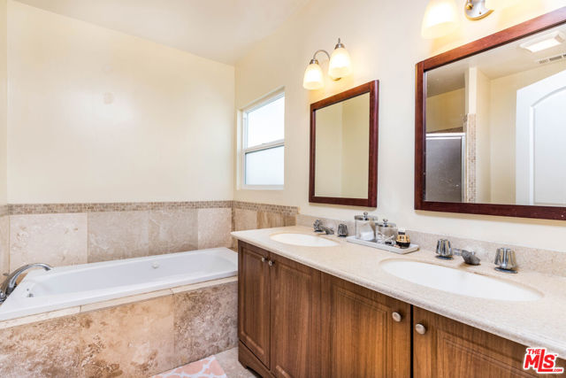 4504 Maplewood Avenue, Los Angeles CA: https://media.crmls.org/mediaz/332cab1b-359c-4c43-813d-9b0ad90ee201.jpg