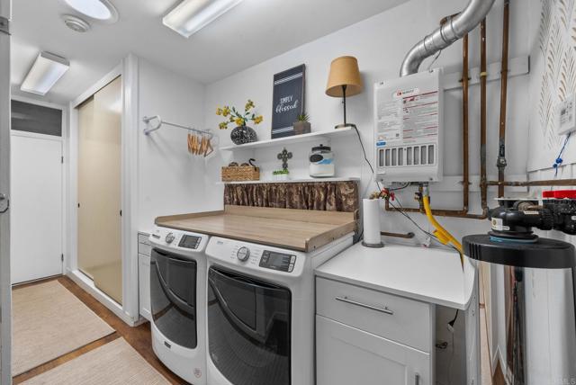 1247 La Casa Dr, San Marcos CA: https://media.crmls.org/mediaz/332cb8e6-21bb-47d5-a23b-1667d29f83e8.jpg