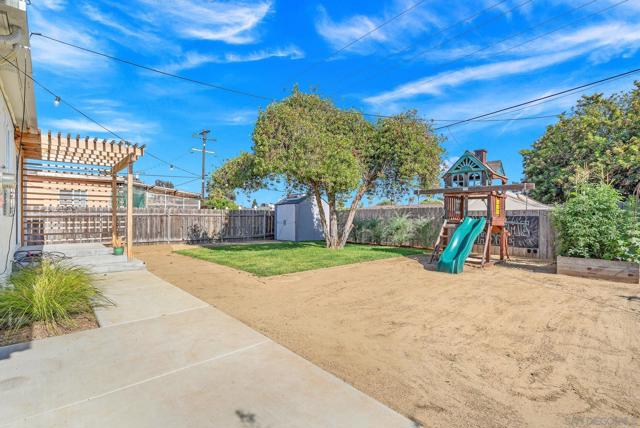 4991 Date Pl, San Diego CA: https://media.crmls.org/mediaz/332ccae9-6497-4aff-a77d-5cecfda24e4b.jpg