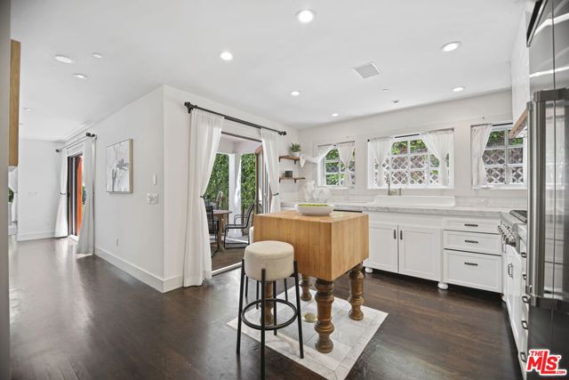 1210 Cabrillo Avenue, Venice CA: https://media.crmls.org/mediaz/332ce753-268f-4cb4-99d0-4a190f44803d.jpg
