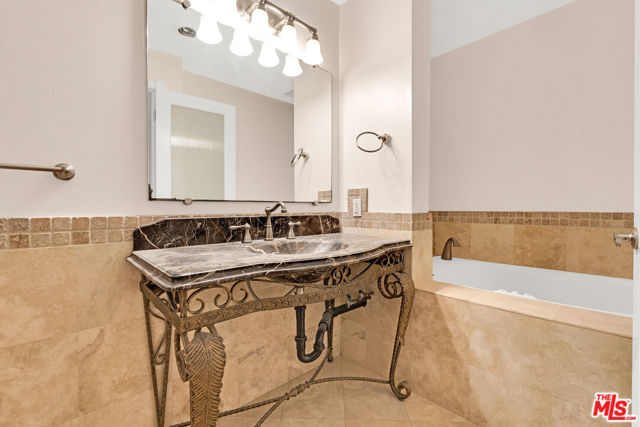 321 N Oakhurst Drive, Beverly Hills CA: https://media.crmls.org/mediaz/332d7fe0-3ee6-4c7a-bcb0-44262b1782f5.jpg