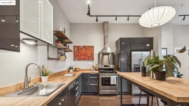 958 28th ST, Oakland CA: https://media.crmls.org/mediaz/332ec665-32d2-4d7c-b467-0fb44a1e819c.jpg