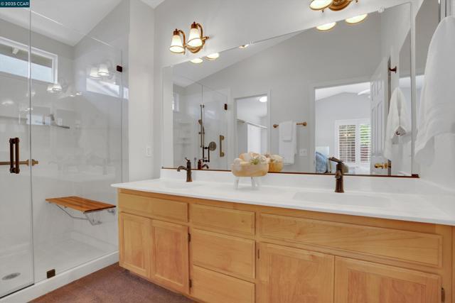 380 Claremont Dr, Brentwood CA: https://media.crmls.org/mediaz/332ec67e-2ff0-4a05-93d0-00d250a6d7bc.jpg