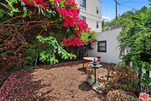 5021 Elmwood Avenue, Los Angeles CA: https://media.crmls.org/mediaz/332f5e9b-c057-4ec7-85db-5483bc2b959e.jpg