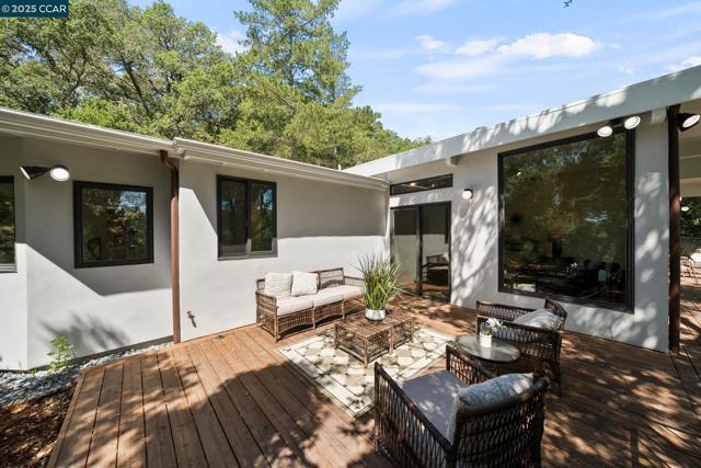 233 Melody Ln, Orinda CA: https://media.crmls.org/mediaz/332f5fe9-3c83-420b-bf83-4d78e493594e.jpg