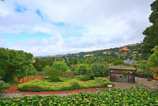 1380 E Juana Ave, San Leandro CA: https://media.crmls.org/mediaz/332fa7c7-9e00-43d4-aa93-3707c5e640bf.jpg