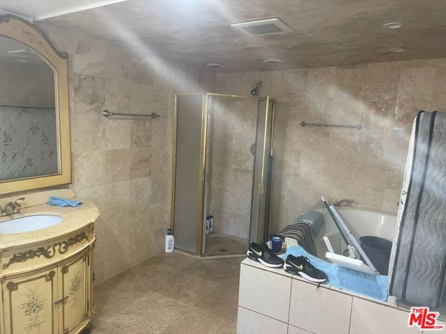 6908 Geyser Avenue, Reseda CA: https://media.crmls.org/mediaz/33301c4d-51c5-4613-aad9-abab40bfff5e.jpg