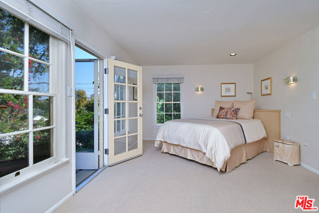 15213 Del Gado Drive, Sherman Oaks CA: https://media.crmls.org/mediaz/333159e4-6415-489d-a40e-b6f540de8a27.jpg