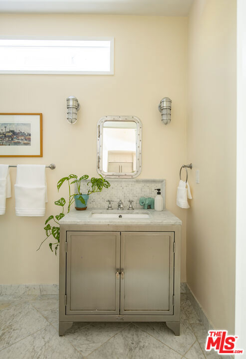 2241 Betty Lane, Beverly Hills CA: https://media.crmls.org/mediaz/3331a732-3fe0-4294-81bb-f32a9ab44815.jpg