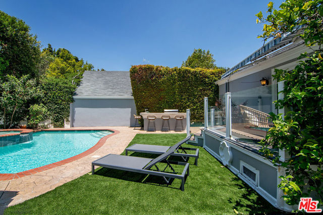 1067 Hi Point Street, Los Angeles CA: https://media.crmls.org/mediaz/33321708-6b79-4de7-bb1f-495091622a33.jpg