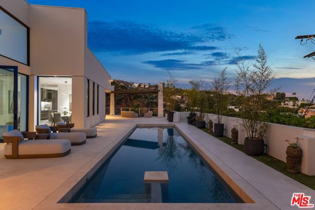 9405 Sierra Mar Place, Los Angeles CA: https://media.crmls.org/mediaz/33322f9d-aca5-4ef0-9960-c4b7916cb874.jpg