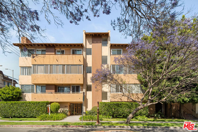 1500 Camden Avenue, Los Angeles CA: https://media.crmls.org/mediaz/33325d88-7b5b-4d8f-a888-07e4dc252845.jpg