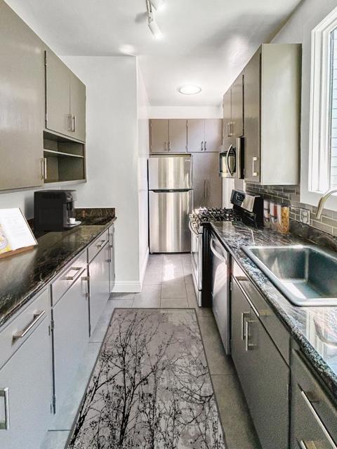 169 Brompton Avenue, San Francisco CA: https://media.crmls.org/mediaz/333541bb-fc56-4f51-ba57-46278ec05e59.jpg