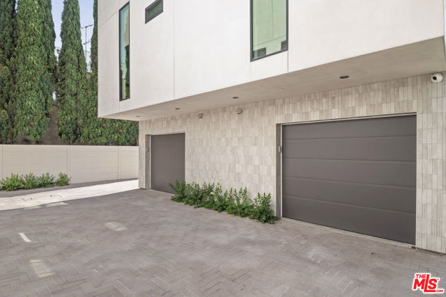 426 Arnaz Drive, Los Angeles CA: https://media.crmls.org/mediaz/33367b31-abbb-47f7-97a3-1babe02de518.jpg
